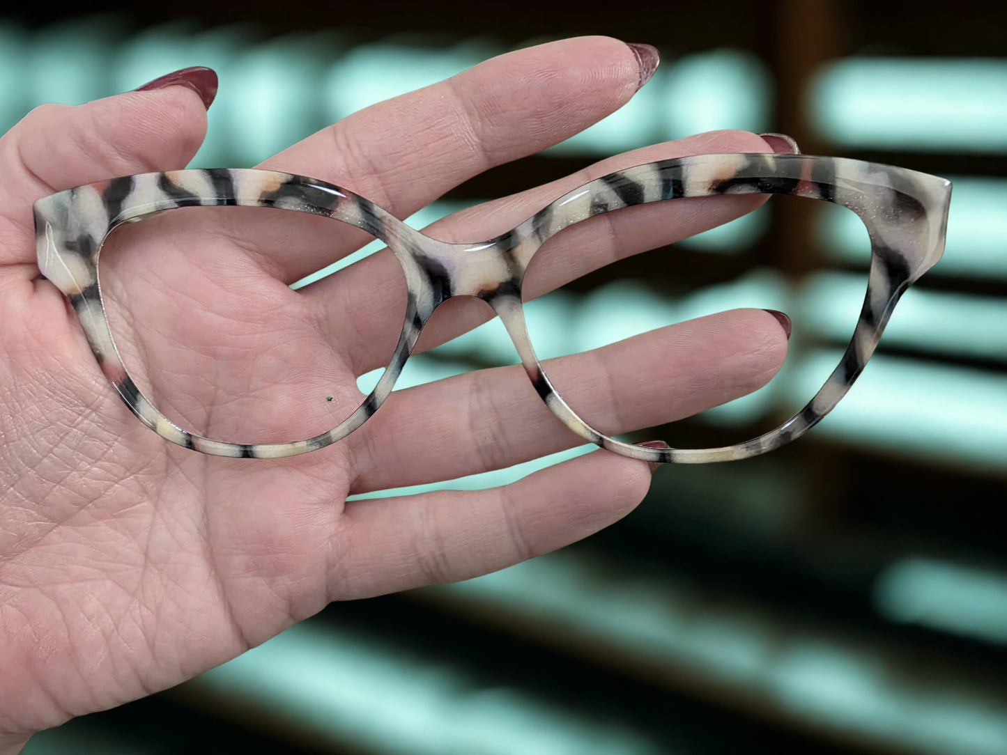 Creamy Rainbow Tortoise on Lea's Metal Pearl White Topper